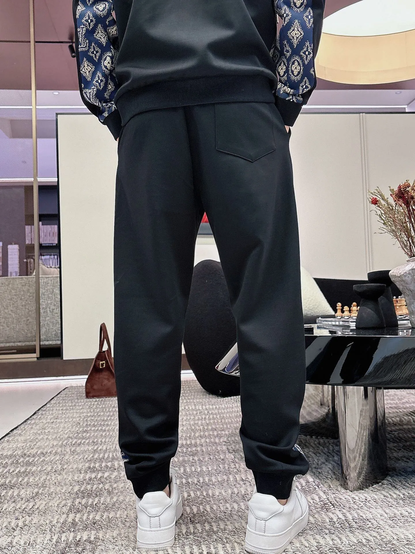 🅿️720 [LV Louis Vuitton] hot-selling suit is coming. Focus on the original version of the official website. 2025 new hot-selling cardigan and sweatshirt suit. The original order is the best. 🇭🇰The meticulous work of top designers. It has a fitting and perfect upper body effect. All-natural high-quality Tencel Roman cotton 100%, close-fitting comfort, noble and elegant! Original hardware embodies elegance and nobility! Counter size: M-3XL (maximum wear up to 190 pounds)